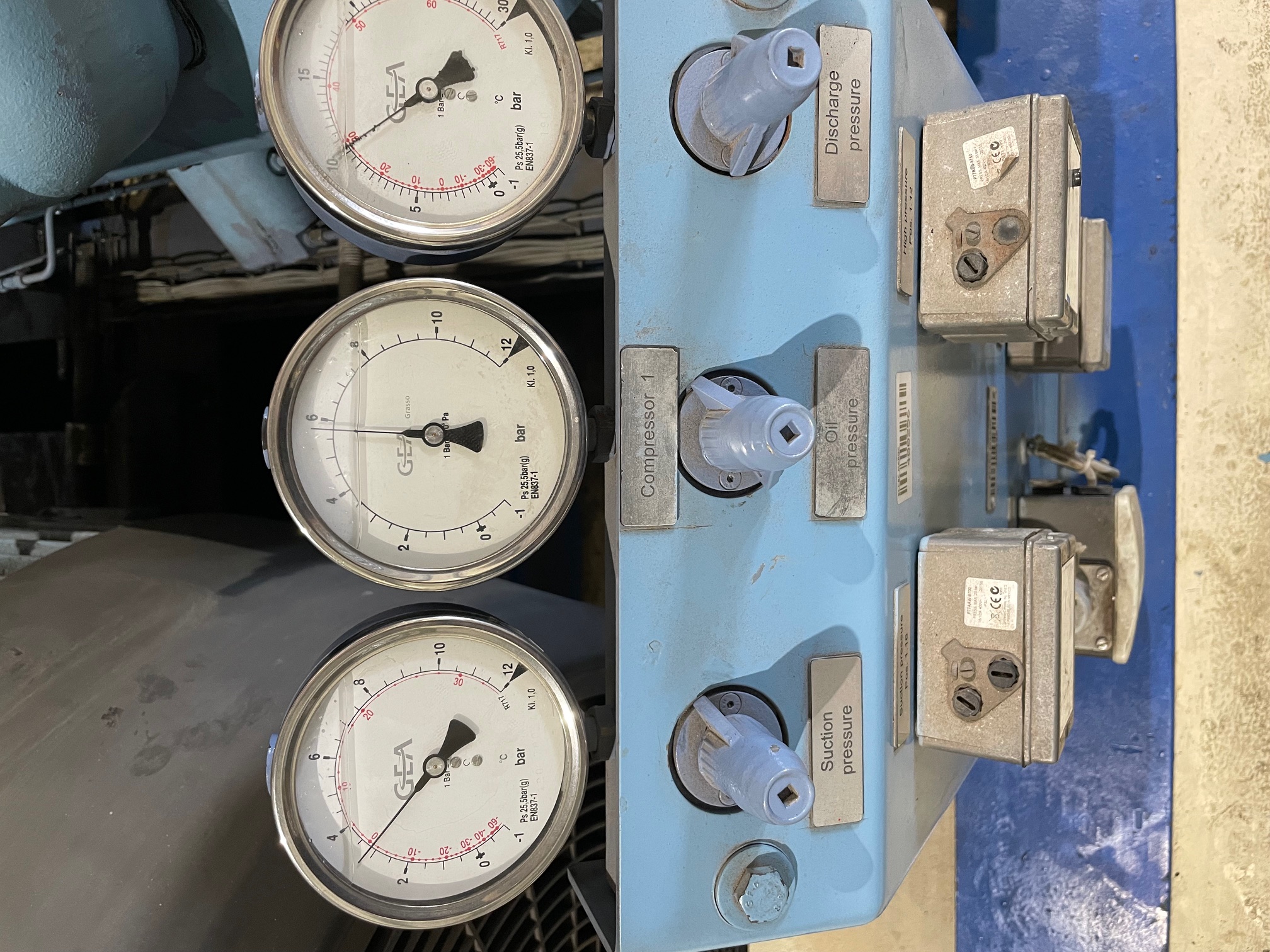 GEA pressure gauges suction oil discharge